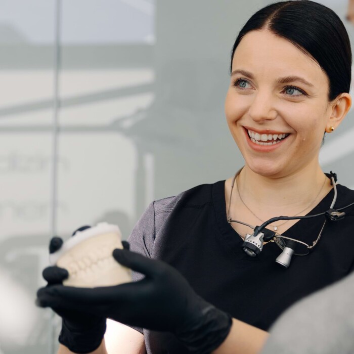Parodontitis-Behandlung: Frau Steinhart lächelnd
