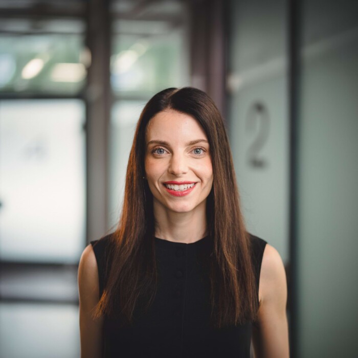Chefbehandlerin unserer modernen Zahnarztpraxis: Julia Steinhart.