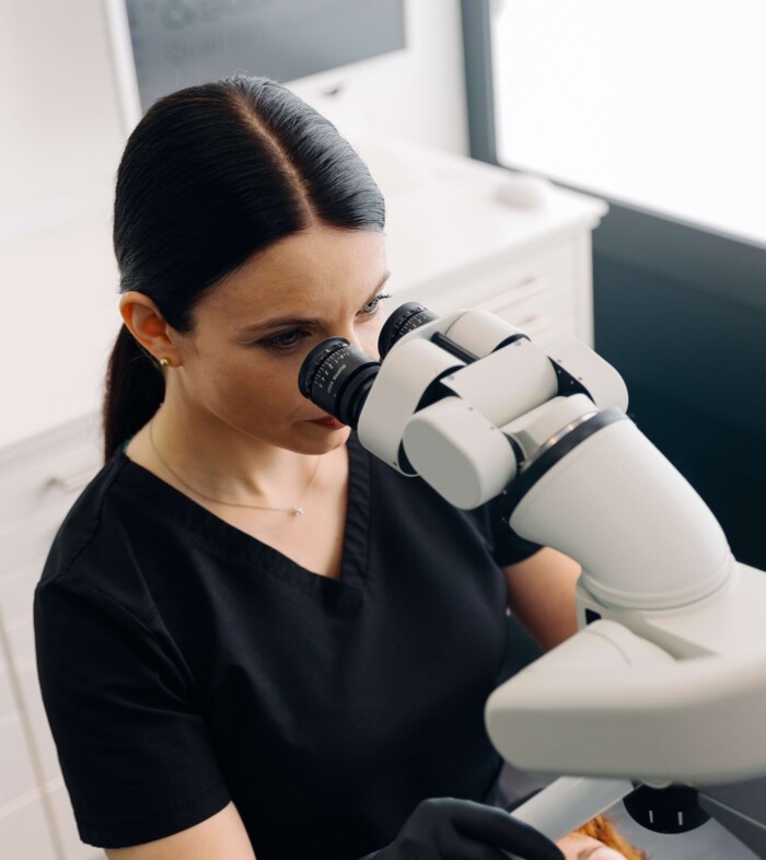 Frau am Mikroskop - Dr. Kremer & Steinhart