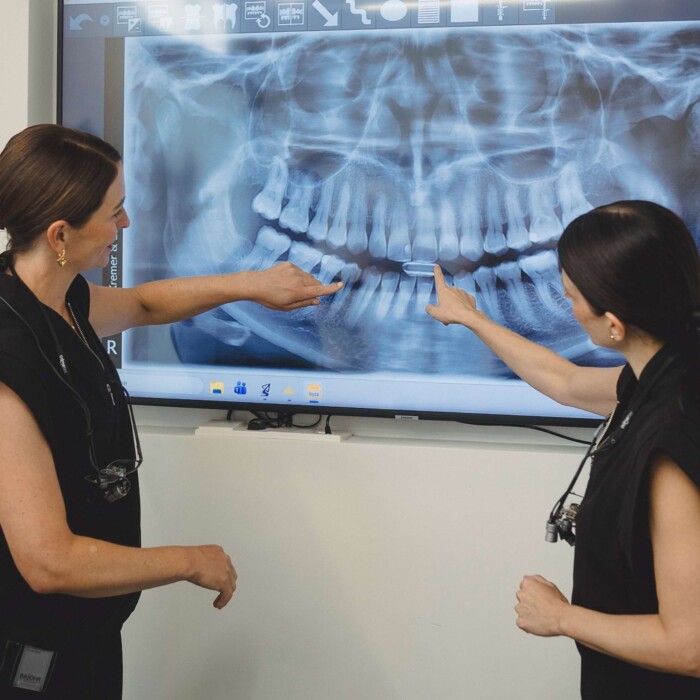 Dr. Kremer und Dr. Steinhart mit R&ouml;ntgenaufnahme